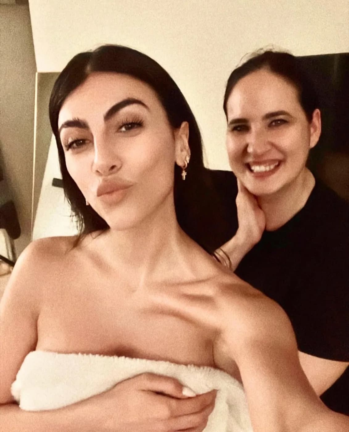 Rita Dolbakian durante un trattamento con una cliente molto presente sui social