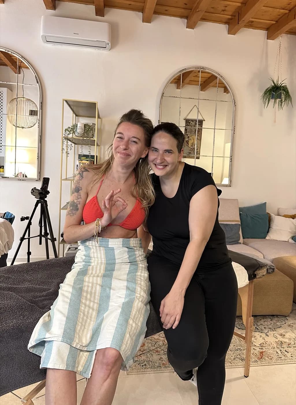 Rita Dolbakian durante un trattamento con una cliente molto presente sui social
