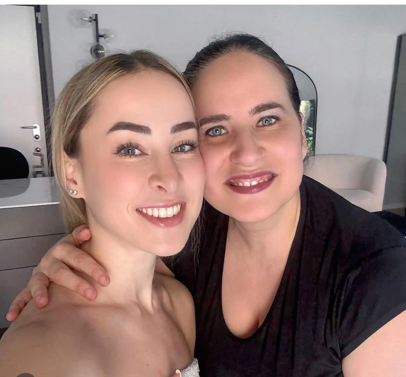 Rita Dolbakian durante un trattamento con una cliente molto presente sui social