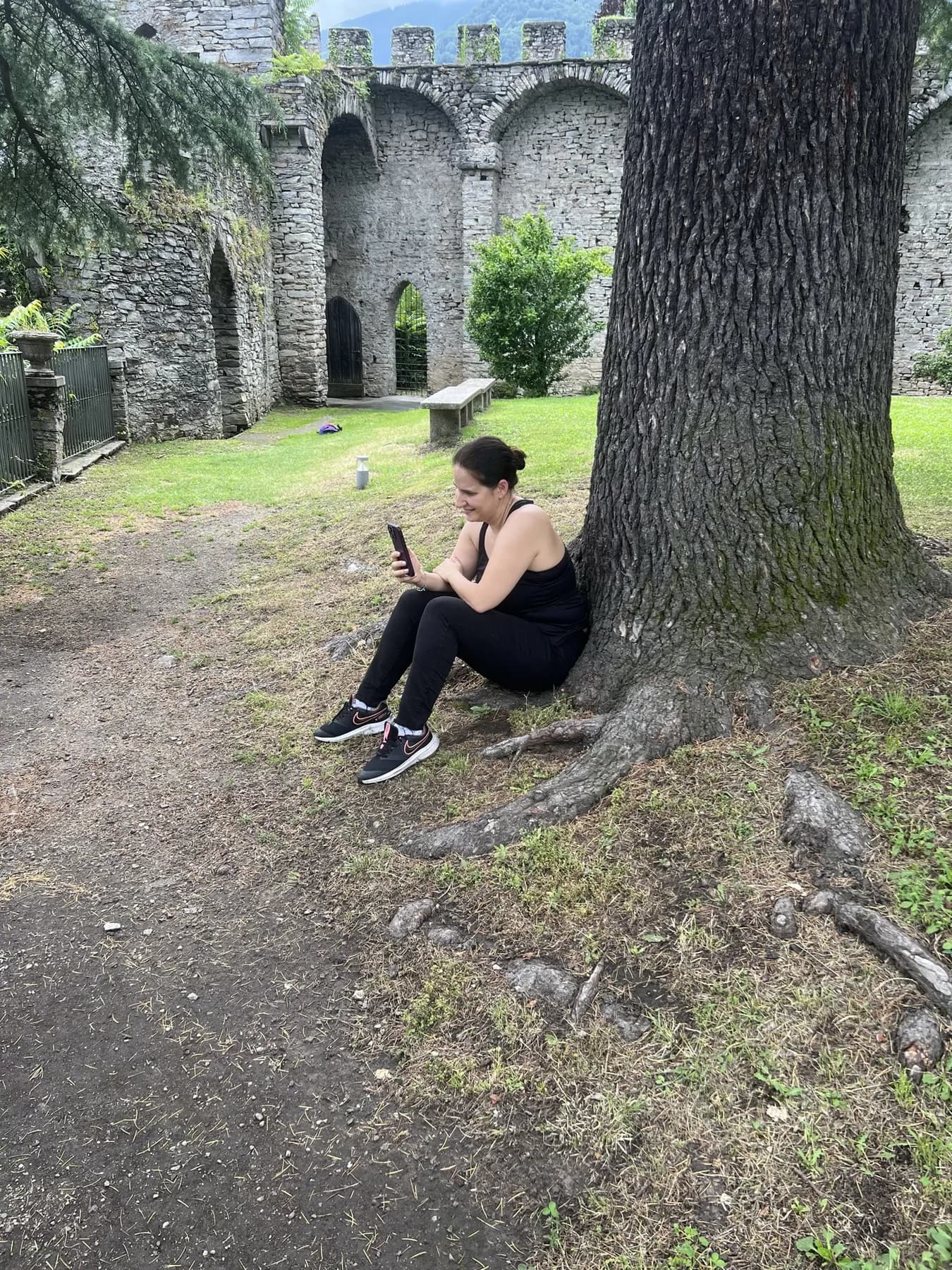 Rita lavora al telefono sotto un albero